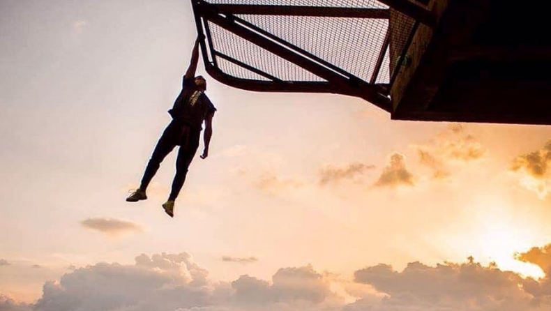 Ο πιο τολμηρός άνθρωπος του κόσμου: Αψηφά τον θάνατο και κάνει τρελά ακροβατικά χωρίς εξοπλισμό ασφαλείας (vid)