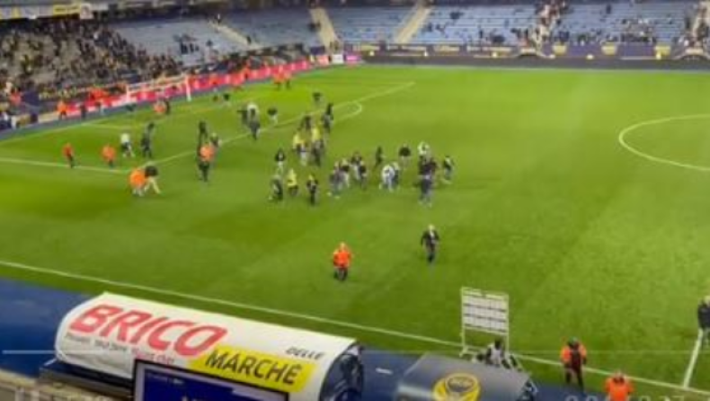 Οι οπαδοί της Σοσό εισέβαλαν στο γήπεδο