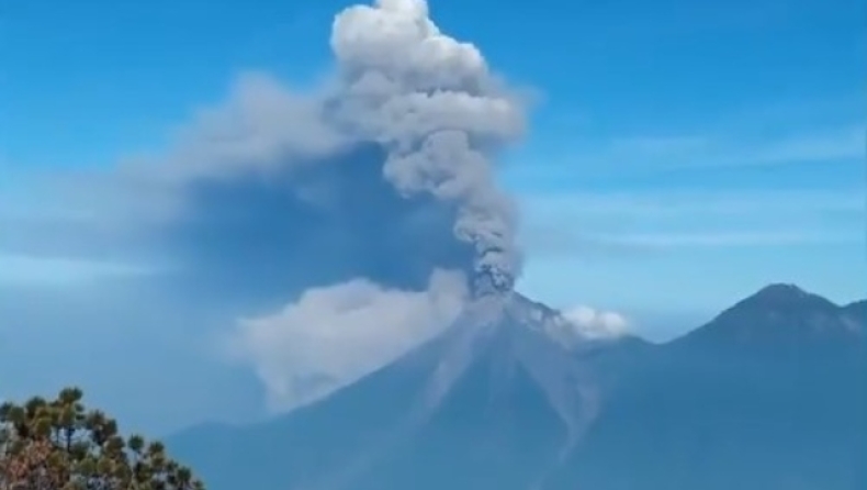 «Ξύπνησε» το ηφαίστειο Φουέγκο στη Γουατεμάλα - Συγκλονιστικές εικόνες και βίντεο από την έκρηξη