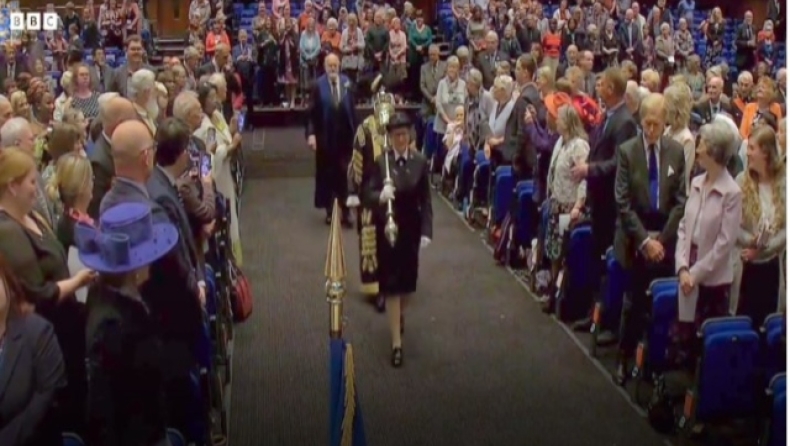 Η πιο τρελή ορκομωσία: Δήμαρχος στη Βρετανία έκανε είσοδο με Μetallica και μίλησε ...σαν Star Trek (vid)