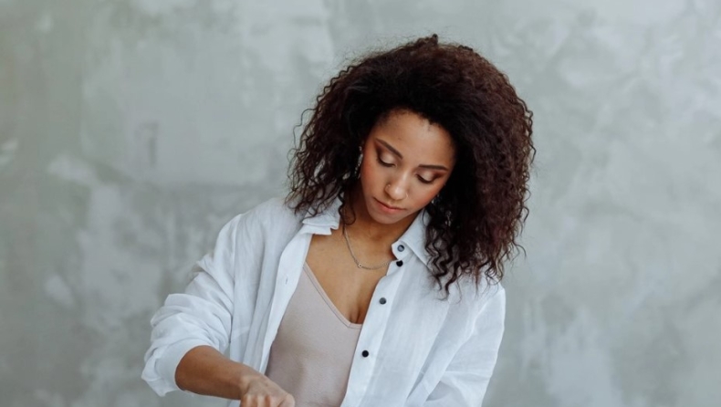 Νερό με λεμόνι: Υπάρχουν τελικά οφέλη από την κατανάλωση του;