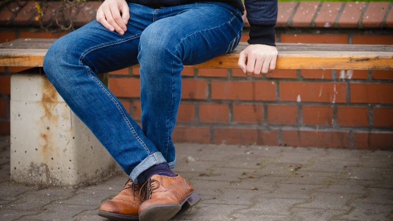 10 τζιν παντελόνια που θα πάρεις τώρα και θα φοράς όλο τον χρόνο