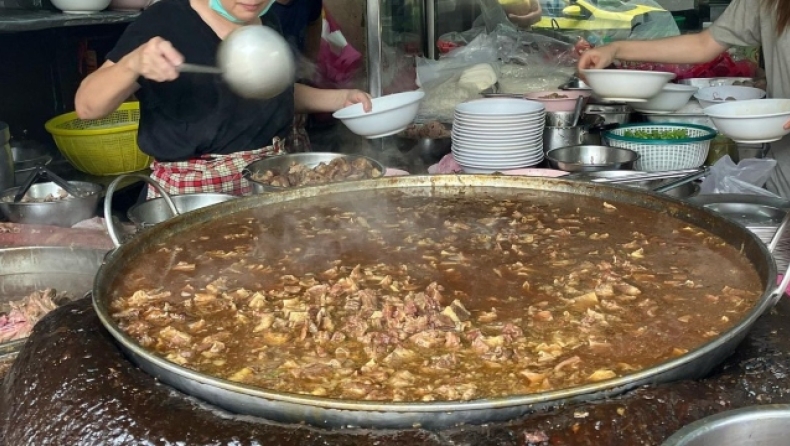 Μαγειρεύεται εδώ και 49 χρόνια: Ένα εστιατόριο στη Μπανγκόκ σερβίρει σούπα του 1974
