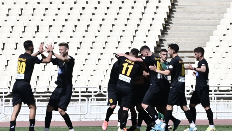 Οι παίκτες του Θεσπρωτού πανηγυρίζουν 