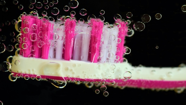 Ο επιστημονικός λόγος για τον οποίο δεν πρέπει να έχετε την οδοντόβουρτσά σας στο μπάνιο