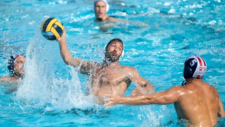 O Αγγελος Βλαχόπουλος επιχειρεί σουτ κόντρα στον Ολυμπιακό