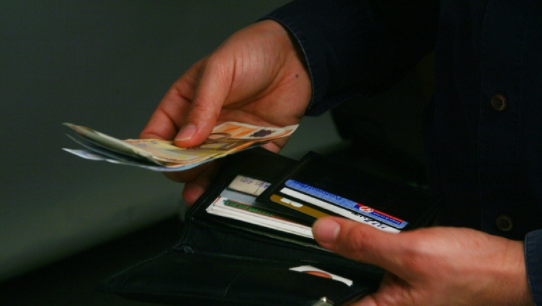 Βραβείο τιμιότητας σε Πατρινό: Βρήκε τσαντάκι με μετρητά και κάρτες αξίας 3 εκατ. ευρώ και το παρέδωσε