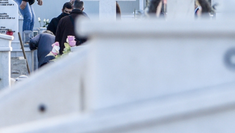  Απίστευτο περιστατικό στην Πάτρα: Άνοιξε τον τάφο της μητέρας της και δεν υπήρχε μέσα
