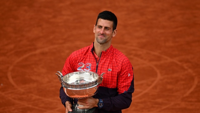 Ο Τζόκοβιτς με την κούπα του Roland Garros