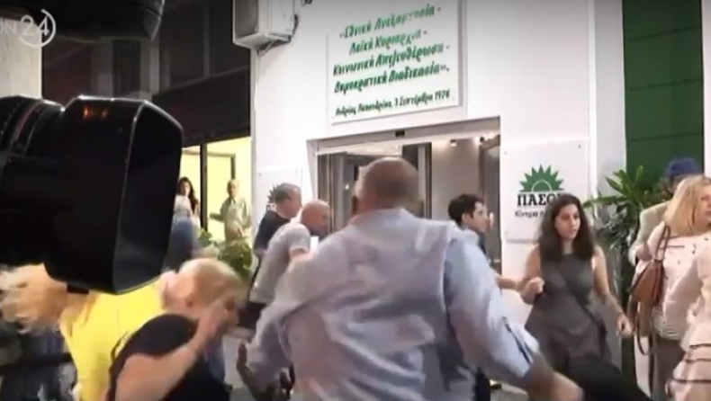 Η στιγμή της επίθεσης στα γραφεία του ΠΑΣΟΚ στη Χαριλάου Τρικούπη (vid)