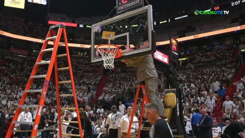 Ο Αντεμπάγιο στράβωσε το στεφάνι