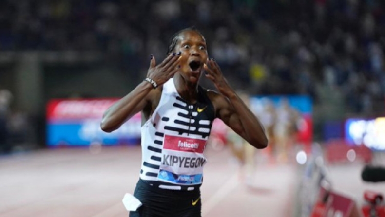 H Φέιθ Κιπιέγκον πανηγυρίζει