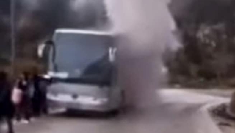 Λεωφορείο με τουρίστες στην Εύβοια τυλίχτηκε στις φλόγες 