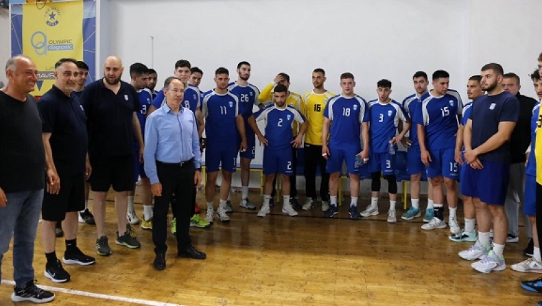 O Γιώργος Μαρωτάς με τα μέλη της εθνικής ομάδας χάντμπολ νέων
