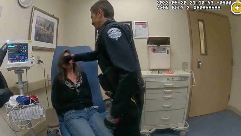 Η σοκαριστική στιγμή που αστυνομικός δίνει μπουνιά σε γυναίκα με χειροπέδες επειδή τον έφτυσε (vid)