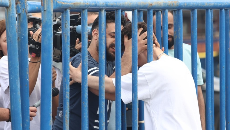 Συγκλονιστική στιγμή μετά το ναυάγιο της Πύλου: Βρήκε τον αδελφό του στους επιζώντες, ενώ νόμιζε ότι ήταν νεκρός (vid)