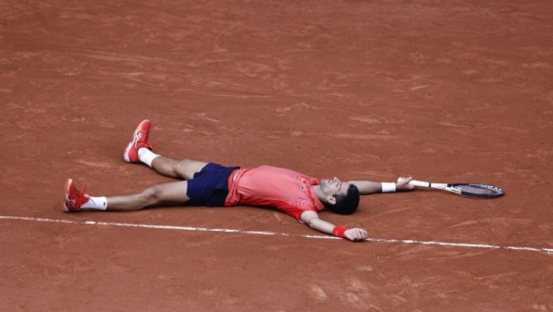 H στιγμή που ο Τζόκοβιτς σωριάζεται στο χώμα πανευτυχής για τον 23ο τίτλο του στα Grand Slam