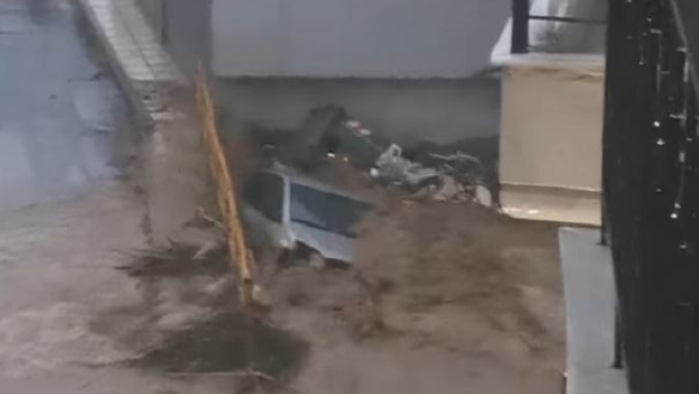Τρομακτικό βίντεο: Η στιγμή που χείμαρρος «καταπίνει» αυτοκίνητο στη Θεσσαλονίκη