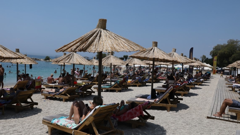«Καίει» η βουτιά στις οργανωμένες παραλίες της Αττικής: Σε ποιες τιμές κινούνται οι είσοδοι και οι ξαπλώστρες (vid)