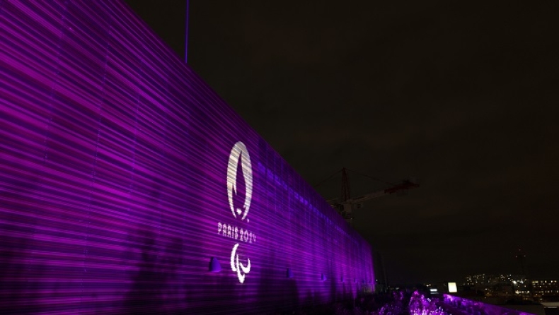 Κτίριο της Οργανωτικής Επιτροπής στο Παρίσι με μοβ φόντο