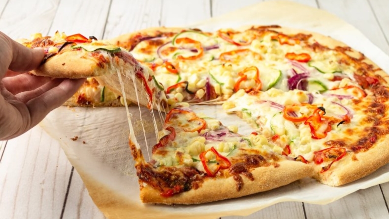 Απλά κόλπα που θα κάνουν την σπιτική πίτσα να έχει την πιο αφράτη ζύμη