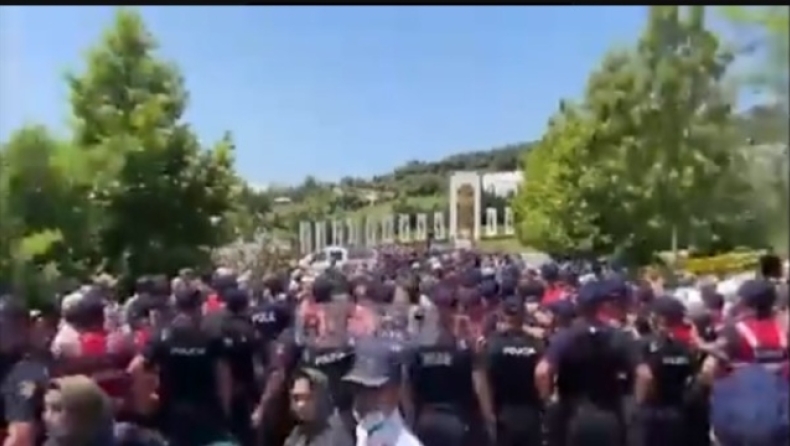 Αλβανία: Χάος με συγκρούσεις Μουτζαχεντίν και αστυνομίας