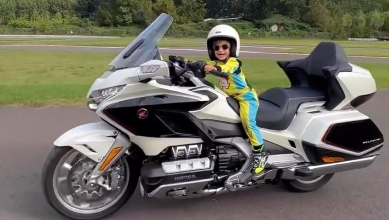 Τρίχρονος πιτσιρικάς οδηγεί την Honda Goldwing (vid)