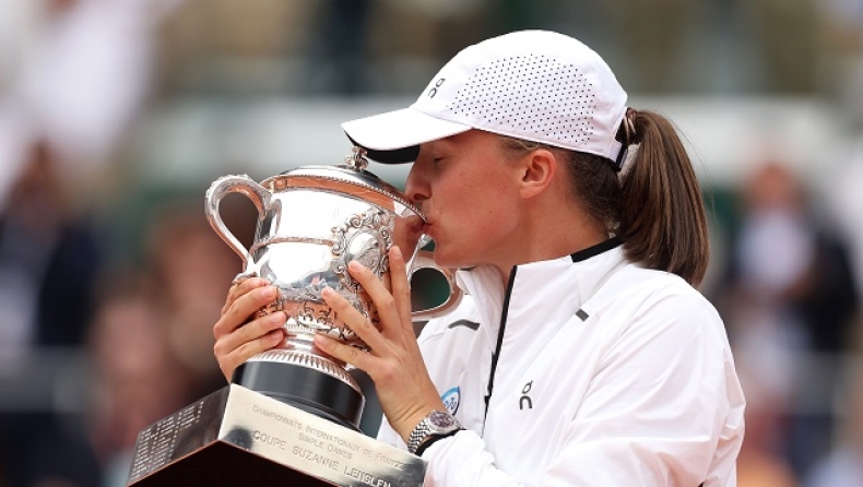 Η Ιγκα Σβιόντεκ φιλά το τρόπαιο στο Roland Garros