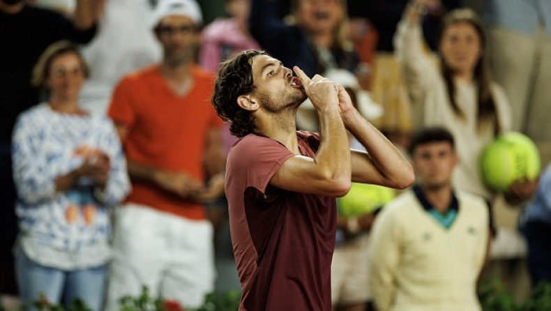 O Τέιλορ Φριτζ λέει στον κόσμο να σωπάσει