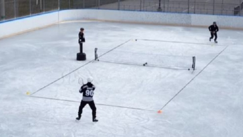Αθλητές των χειμερινών σπορ παίζουν τένις σε παγοδρόμιο