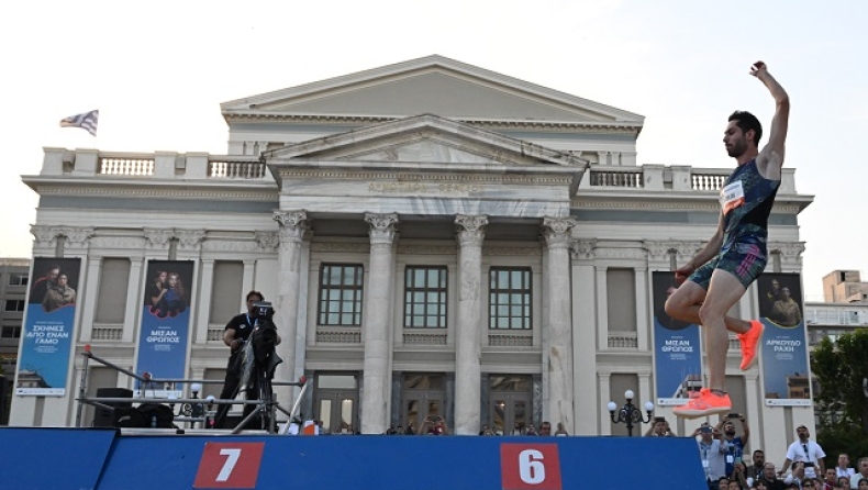 O Μίλτος Τεντόγλου κάνει άλμα στο Δημοτικό Θέατρο