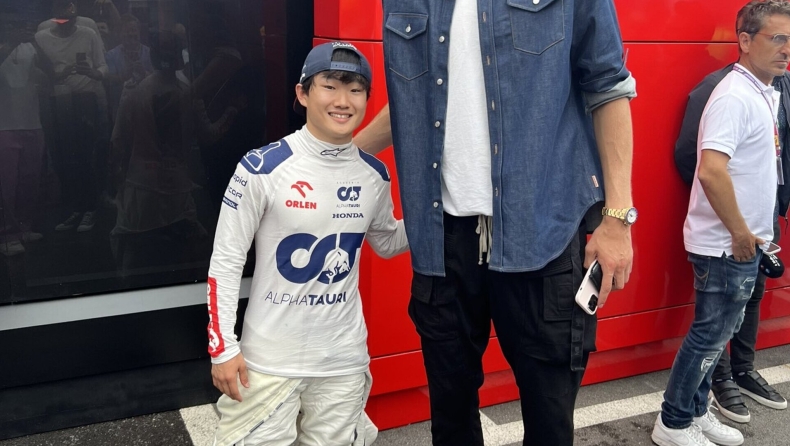F1 - Η viral φωτογραφία του Γιούκι Τσουνόντα με τον κατά 62 εκατ. ψηλότερό του αθλητή