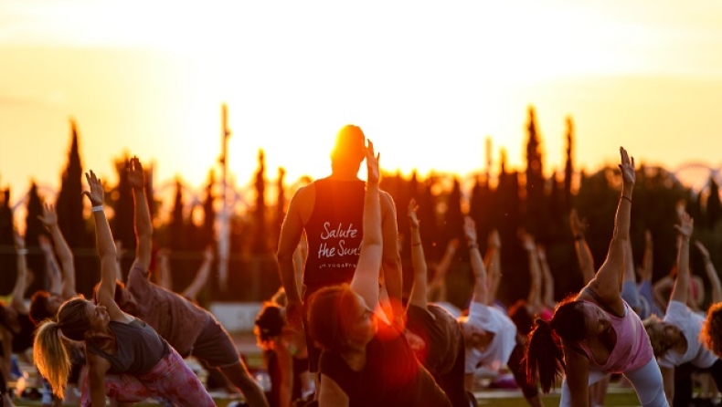 Tα Holmes Place υποδέχονται το καλοκαίρι με το μεγαλύτερο outdoor Yoga event της χρονιάς