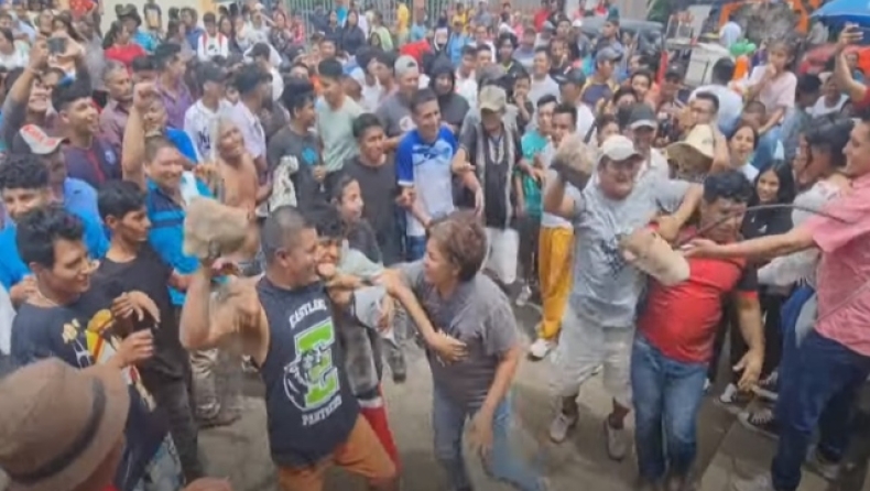 Οι κάτοικοι της Νικαράγουας μαστιγώνουν ο ένας τον άλλον με αποξηραμένα πέη ταύρων (vid)