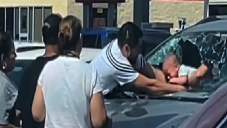 ΗΠΑ: Γονείς ξέχασαν το παιδί τους στο αμάξι και ο πατέρας έσπασε το παρμπρίζ για να το σώσει (vid) 