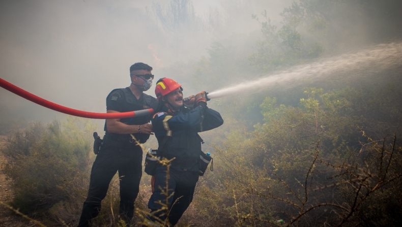 Αδιανόητη καταγγελία: Έκλεψαν πυροσβέστη στη Ρόδο την ώρα που πάλευε με τις φλόγες