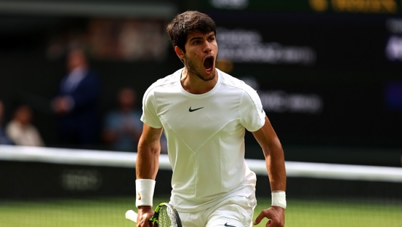 Ο Κάρλος Αλκαράθ πανηγυρίζει στον τελικό του Wimbledon