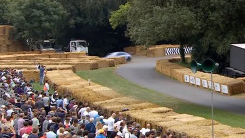 Ένα Hyundai RN22E «αγκαλιά» με τις αχυρόμπαλες στο Γκούντγουντ (vid)