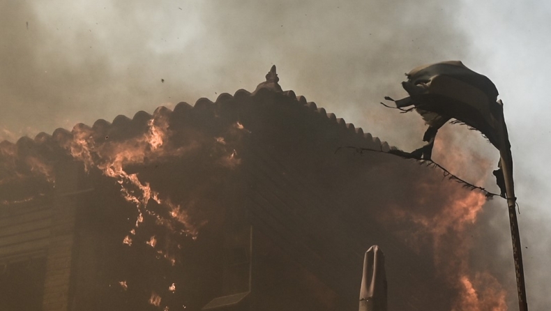 Φωτιά τώρα: Στις φλόγες σπίτια στο Λαγονήσι (vid)