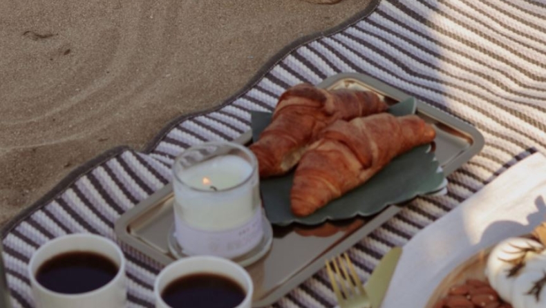 Οι πιο έξυπνοι τρόποι για να μην κολλάει πάνω σου η άμμος