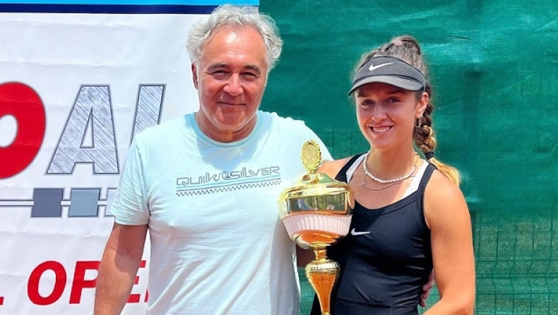 H Μάρθα Ματούλα κρατάει τρόπαιο με τον προπονητή της