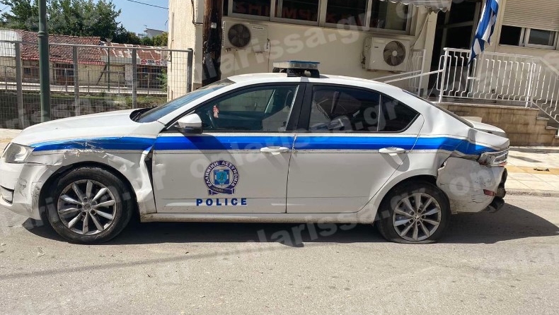 Oδηγός, εκτός ελέγχου, έπεσε με το αυτοκίνητό του σε σταθμευμένο περιπολικό στα Φάρσαλα 