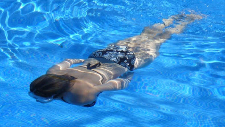 Κολυμπάς με φακούς επαφής; Αυτός είναι ο λόγος που δεν πρέπει να το ξανακάνεις