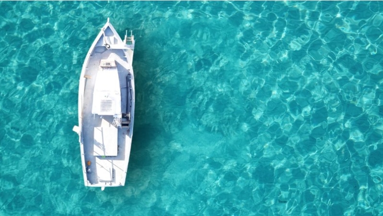 Το πιο «μεθυστικό» μέρος και τα καλύτερα νερά της χώρας: Σε αυτό το νησάκι θα νιώσεις απόλυτα ελεύθερος