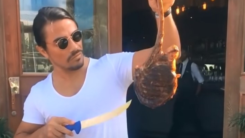 H κρίση «χτύπησε» και τον Salt Bae: Έφτιαξε οικονομικό μενού, αναλυτικά οι τιμές 
