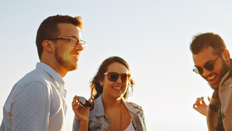 4 έξυπνοι τρόποι για να σε συμπαθήσουν όλοι (χωρίς να προσπαθήσεις)