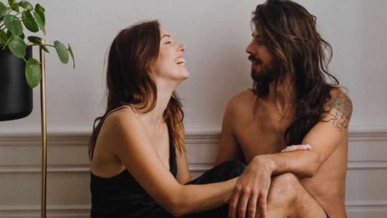 Καταρράκτης: Η στάση στο σεξ που γίνεται στον καναπέ