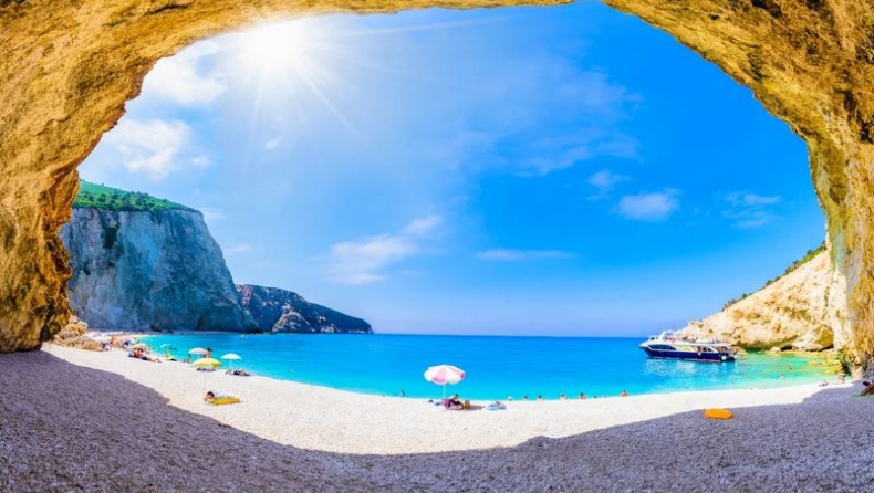 10 mainstream και 4 πραγματικά υπέροχες: Οι 14 ελληνικές παραλίες που αποθεώνει και προτείνει η γαλλική Vogue