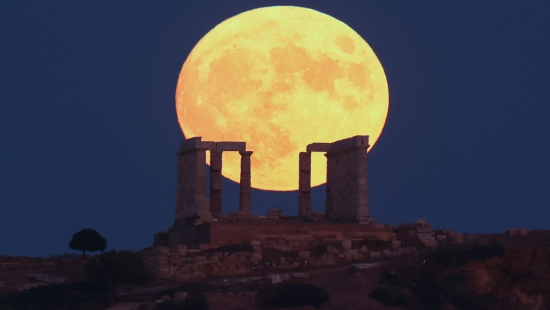 Εντυπωσιακές φωτογραφίες από την υπερπανσέληνο του Αυγούστου: Το σπάνιο «μπλε» φεγγάρι στον ελληνικό ουρανό