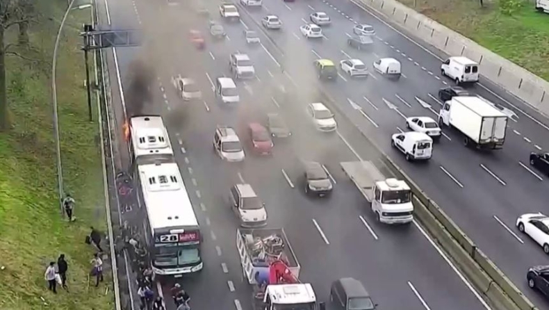 Λεωφορείο άρπαξε φωτιά στη μέση αυτοκινητόδρομου και οι επιβάτες έτρεχαν να σωθούν (vid)